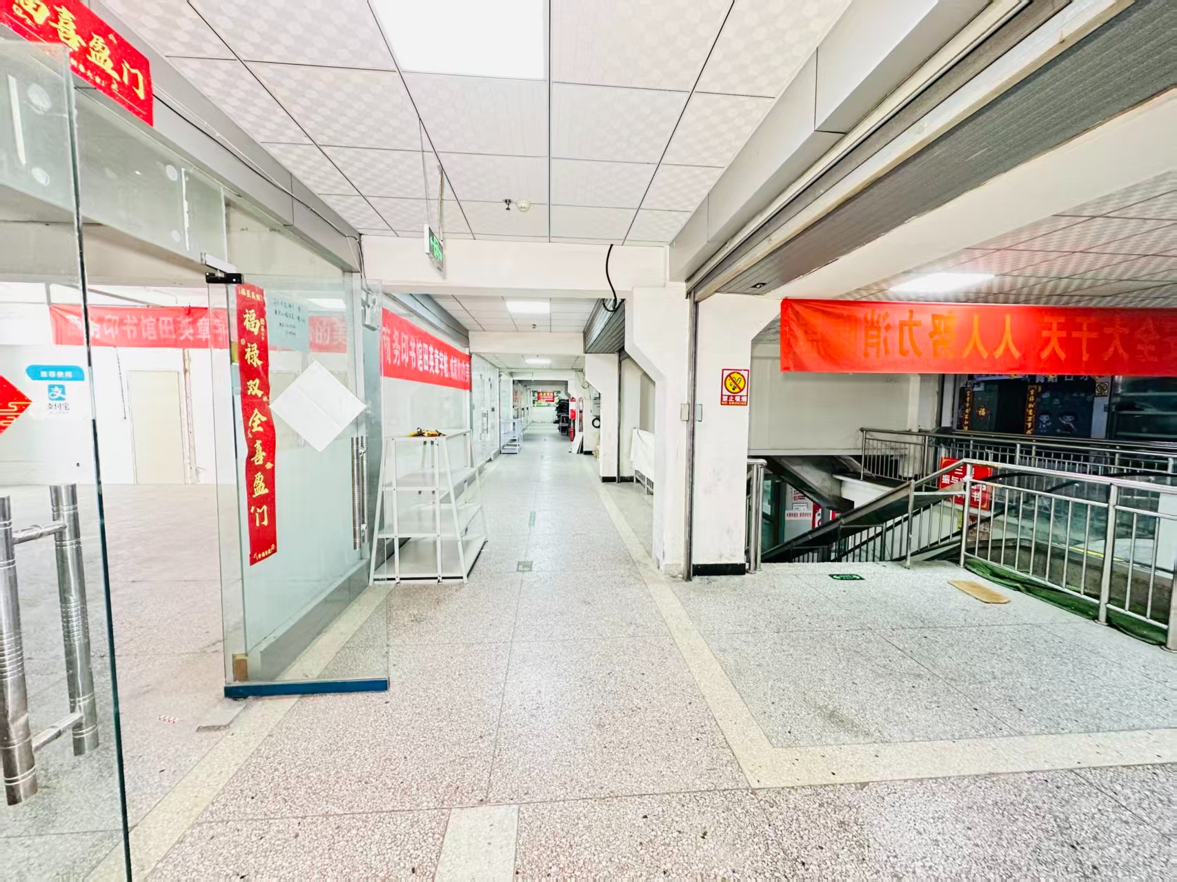 广阜路引入人工智能技术应用场景，推动AI与商业、零售、电商、企业服务等领域融合发展。